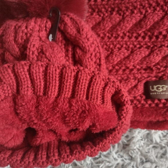 New UGG Hat and Scarf Set - Picture 4 of 4